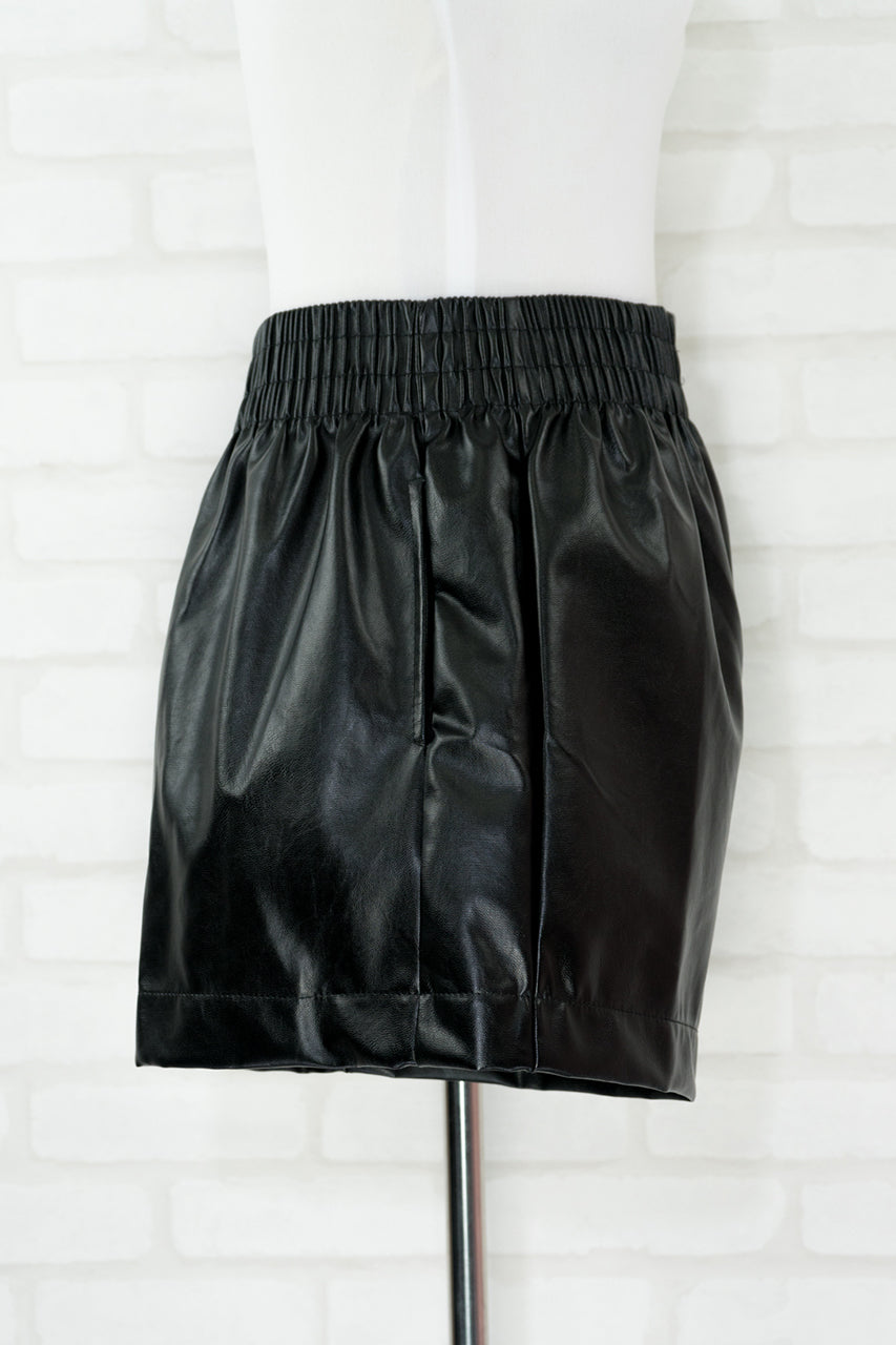 フェイクレザーショートパンツ（synthetic leather short pants）